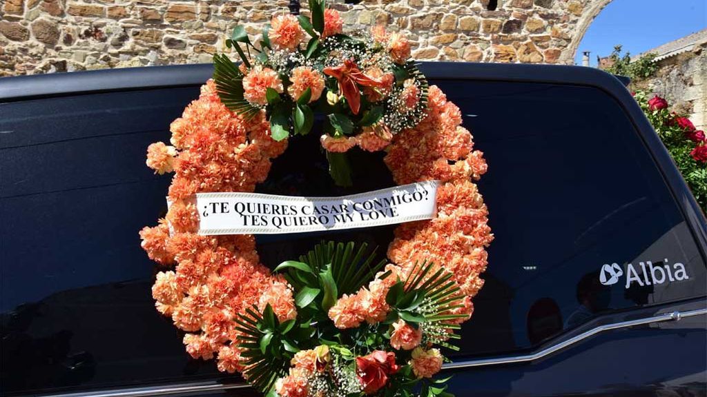 Paz Padilla da el último adiós a su marido, Antonio Juan Vidal, con esta emotiva corona de flores
