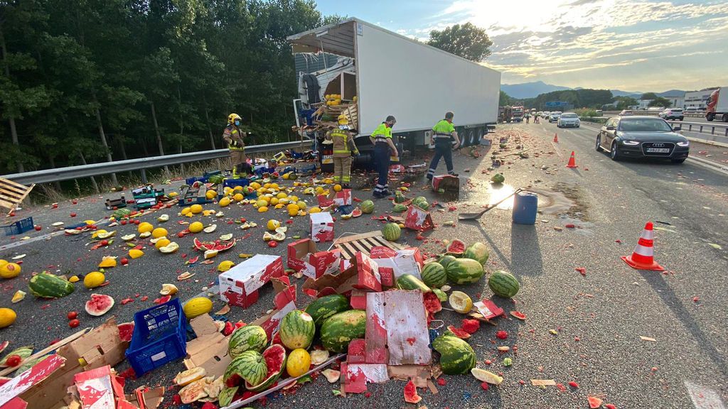 Explosión de sandías y melones: accidente entre dos camiones en la AP-7 en Fogars de la Selva Explosión de sandías y melones: accidente entre dos camiones en la AP-7 en Fogars de la Selva