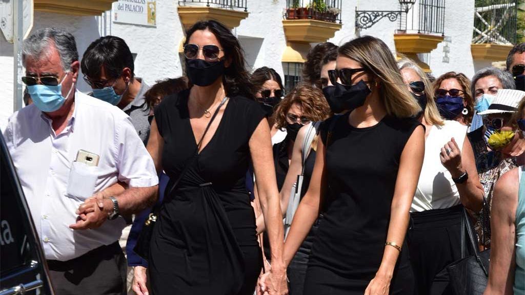 Paz Padilla con su hija, Anna Ferrer, en el entierro de su marido, Antonio Juan Vidal
