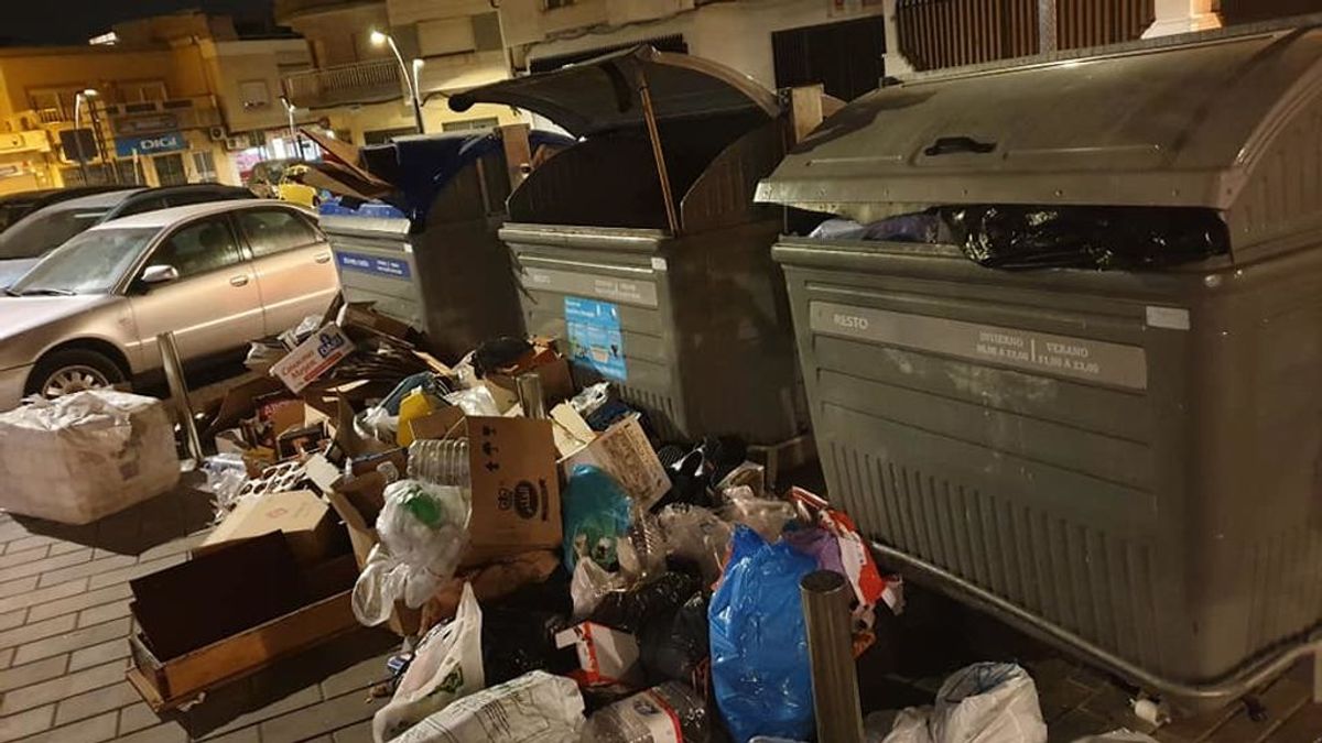 Aluvión de críticas en Roquetas de Mar tras calificar el Ayuntamiento de "cerdos" a los vecinos que dejan la basura fuera de los contenedores Aluvión de críticas en Roquetas de Mar tras calificar el Ayuntamiento de "cerdos" a los vecinos que dejan la basura fuera de los contenedores