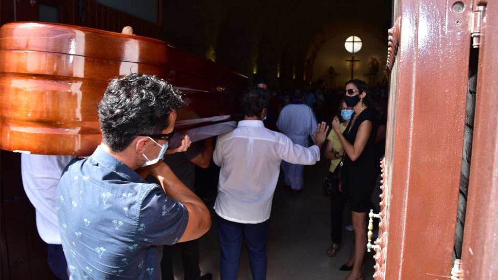 Los restos mortales de Antonio Juan Vidal son trasladados al interior de la iglesia donde ha tenido lugar el funeral