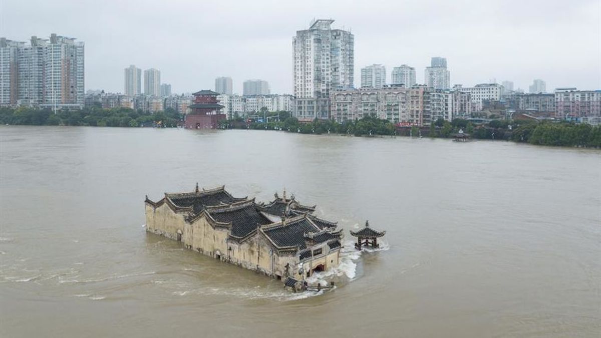 Un templo en medio del Yangtsé: las lluvias inundan todo alrededor de un edificio en China