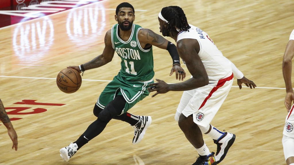 Kyrie Irving jugando un partido de la NBA con los Boston Celtics