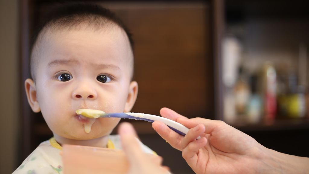 En la dieta está la clave: cinco alimentos que los niños no deberían tomar antes de los dos años