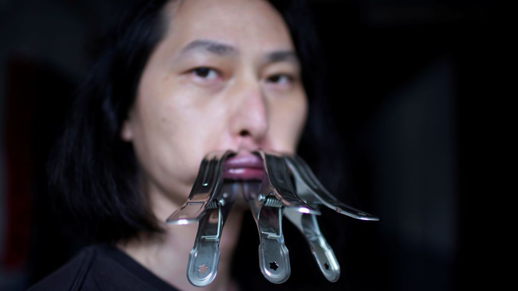 Un artista chino se cierra la boca durante un mes por la censura durante la pandemia Un artista chino se cierra la boca durante un mes por la censura durante la pandemia
