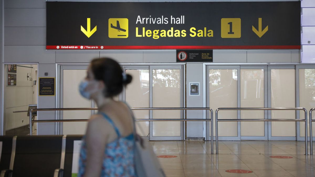 Madrid insiste en exigir PCR a los turistas antes de volar hacia Barajas: "El ojo clínico no sirve"