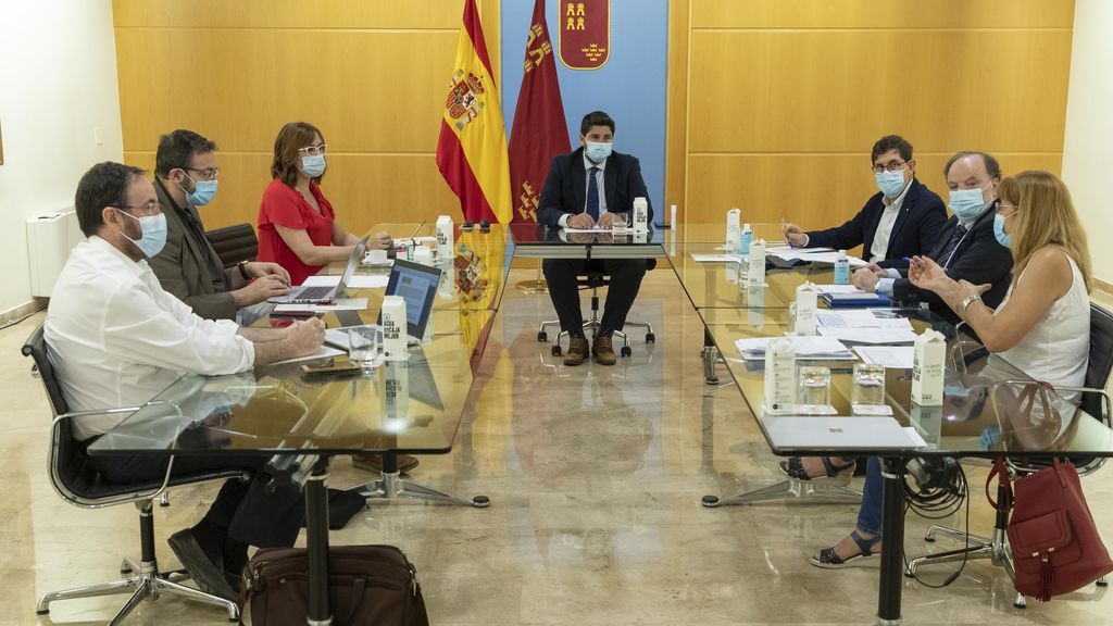 Murcia limita las reuniones a 15 personas y prohíbe el ocio nocturno en locales cerrados Murcia limita las reuniones a 15 personas y prohíbe el ocio nocturno en locales cerrados
