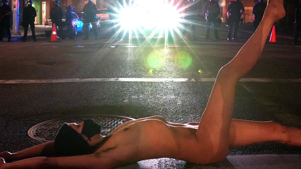 Atenea desnuda deslumbra en EEUU y frena a la policía