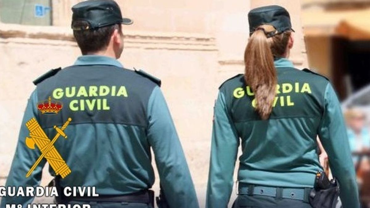 Una mujer da a luz dentro de un autobús en Granada, asistida por dos agentes de la Guardia Civil Una mujer da a luz dentro de un autobús en Granada, asistida por dos agentes de la Guardia Civil