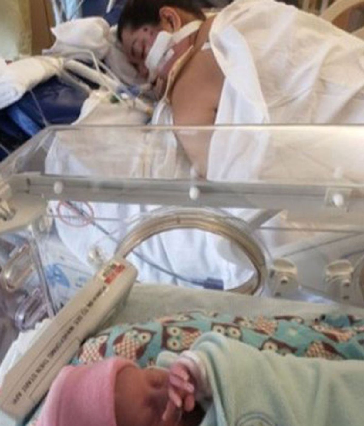 Muere una mujer por COVID-19 tras dar a luz mientras estaba conectada a un respirador