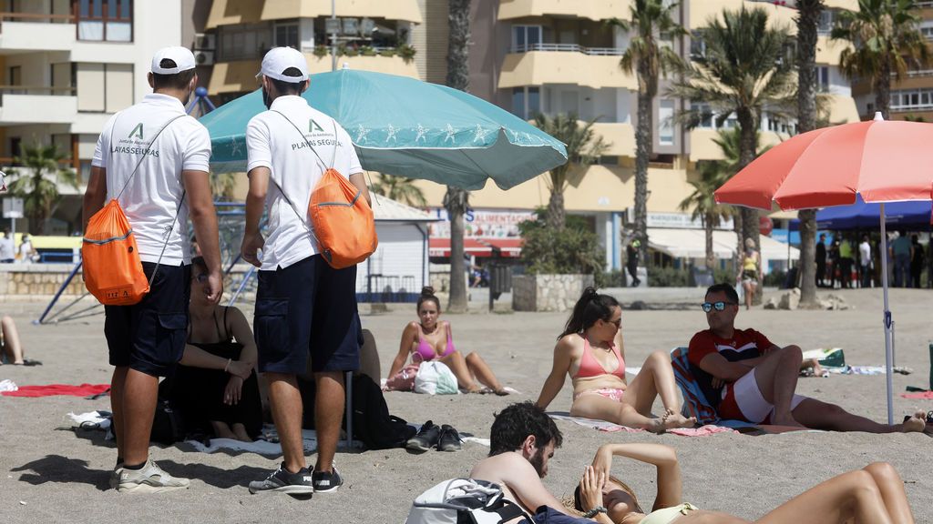 EuropaPress_3242243_pareja_vigilantes_playa_andalucia_asesoran_banistas_medidas_preventivas