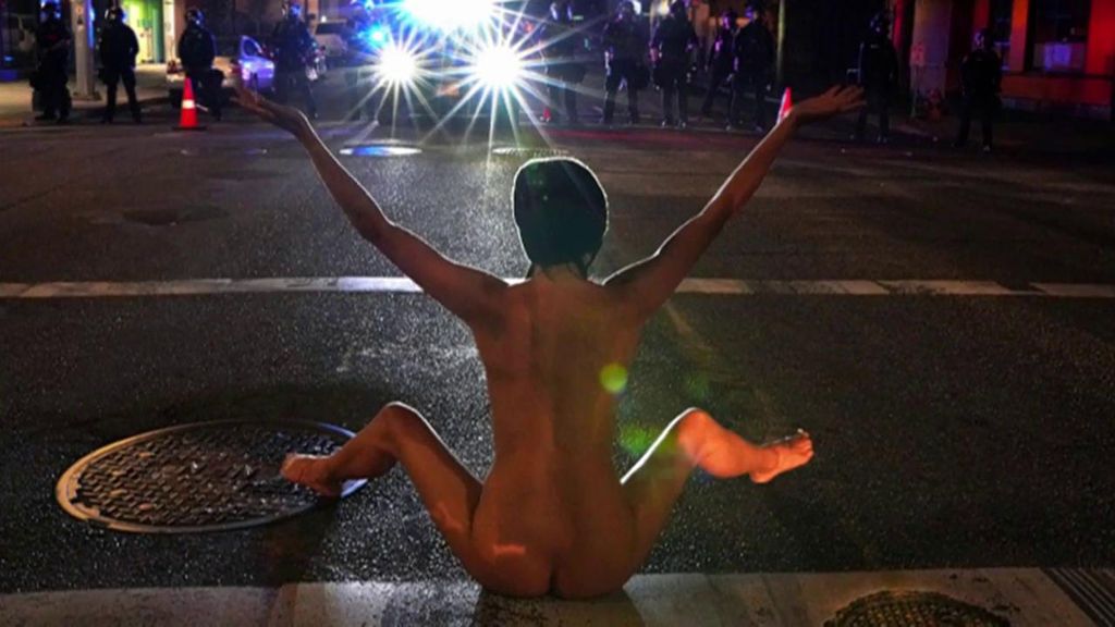 ‘Atenea desnuda’, la misteriosa mujer que logró frenar una carga policial en Portland, EEUU, donde prosiguen los disturbios racistas