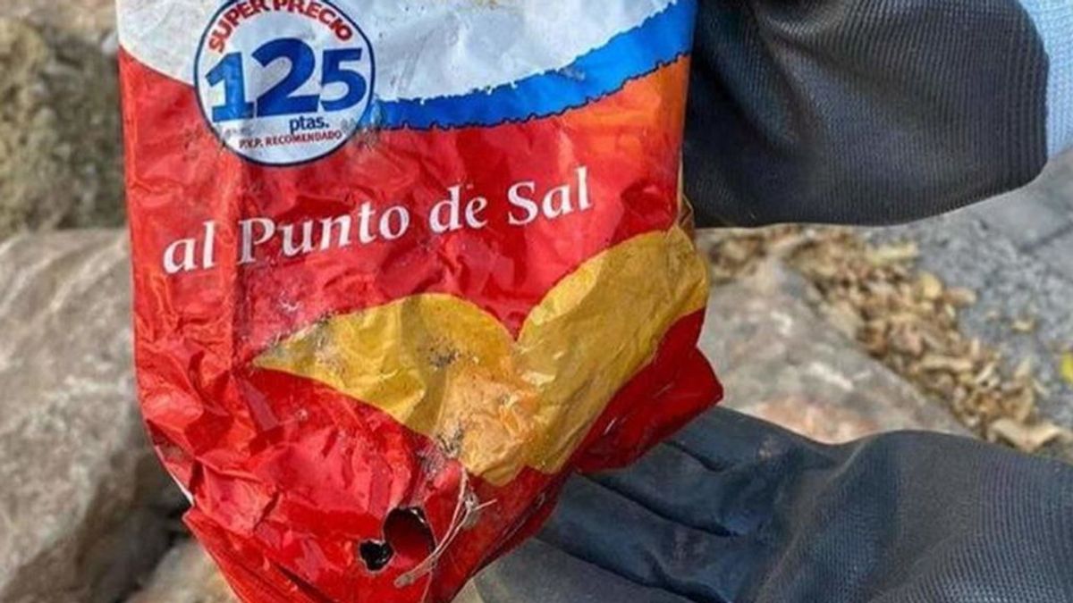 Encuentran en una playa de Alicante una bolsa de patatas de hace 22 años: costaba 125 pesetas