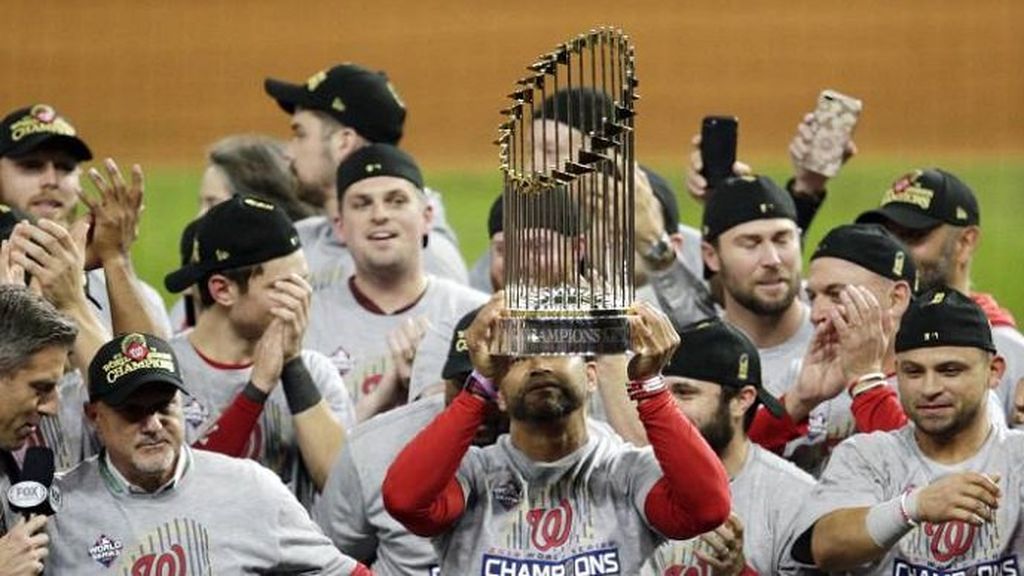 Equipo de los Washington Nationals celebrando un título de béisbol