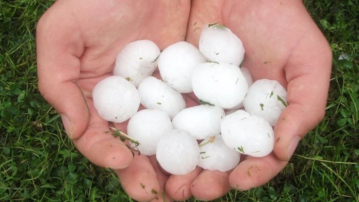 La que ha caído en Sevilla: granizada veraniega en plena capital con 40 grados de temperatura La que ha caído en Sevilla: granizada veraniega en plena capital con 40 grados de temperatura