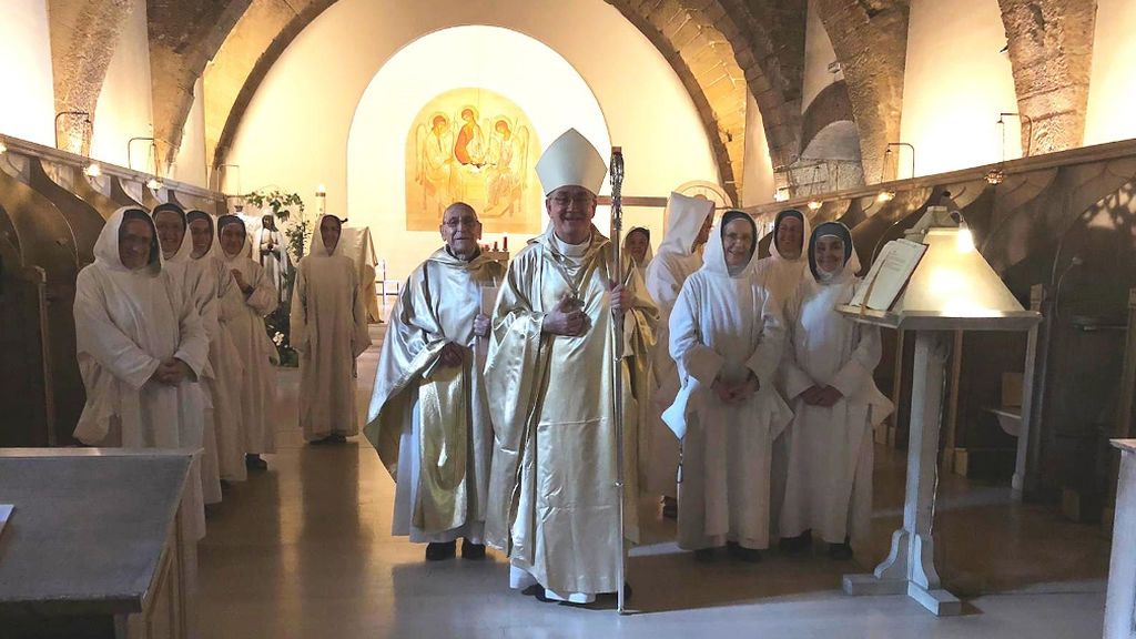 El turismo despide a las Hermanas Belén del monasterio de Sijena en Huesca El turismo despide a las Hermanas Belén del monasterio de Sijena en Huesca