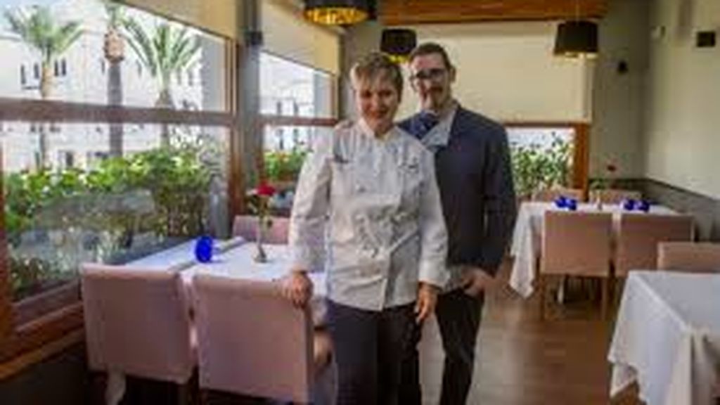 La chef del restaurante, Cristina Figueira, junto a uno de los hermanos de "el Xato", Francisco Cano