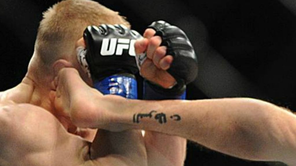 tatuaje de Connor McGregor en el tobillo