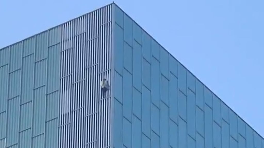 Detenido un hombre tras escalar los más de 100 metros del Hotel Melià Barcelona Sky Detenido un hombre tras escalar los más de 100 metros del Hotel Melià Barcelona Sky