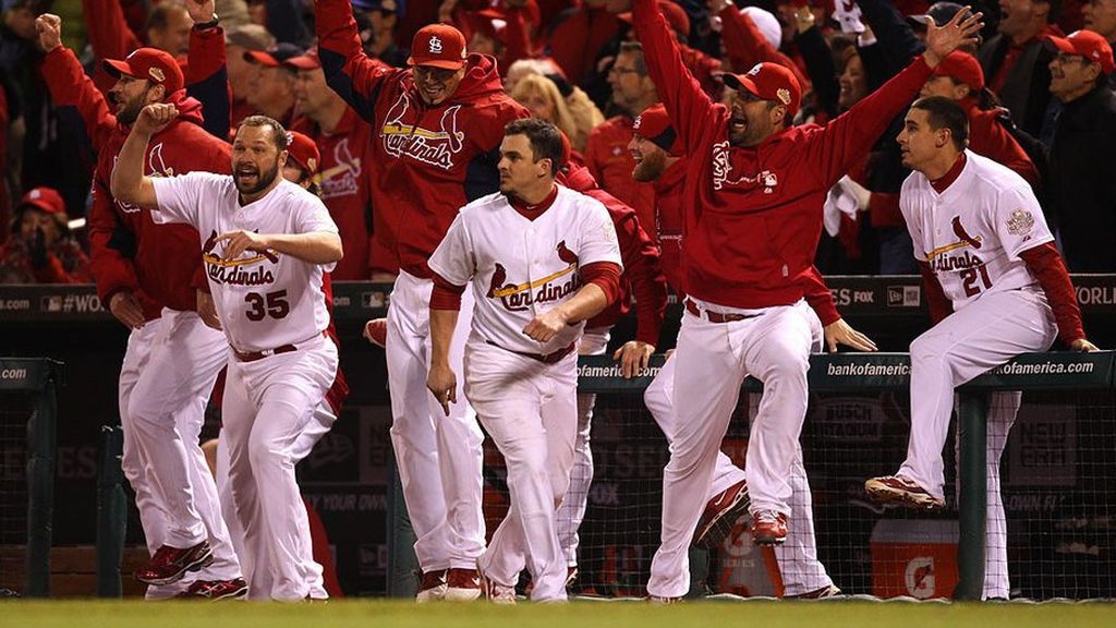 jugadores de los St. Louis Cardinals celebrando un tanto anotado en un partido de béisbol