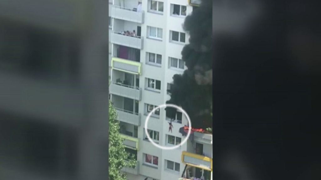 Dos niños de 3 y 10 años se tiran por la ventana de un tercer piso para huir de las llamas de su casa