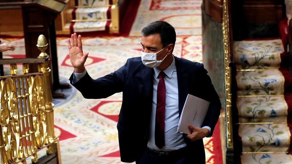 El presidente del Gobierno, Pedro Sánchez, saluda a su bancada en el Congreso El presidente del Gobierno, Pedro Sánchez, saluda a su bancada en el Congreso