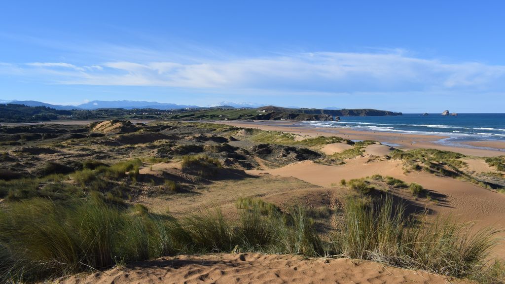 Playa de Valdearenas en el parque Natural de las Dunas de Liencres (Liencres, Cantabria) Playa de Valdearenas en el parque Natural de las Dunas de Liencres (Liencres, Cantabria)