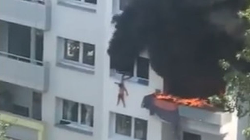 Dos niños saltan al vacío para huir del incendio declarado en su casa de Grenoble Dos niños saltan al vacío para huir del incendio declarado en su casa de Grenoble