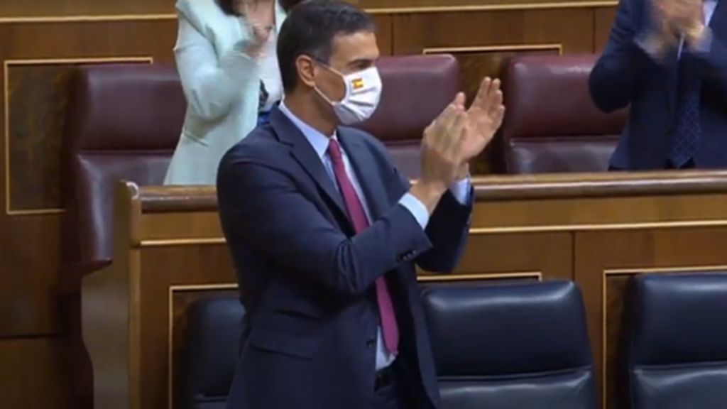 Sánchez con mascarillas con la bandera de España