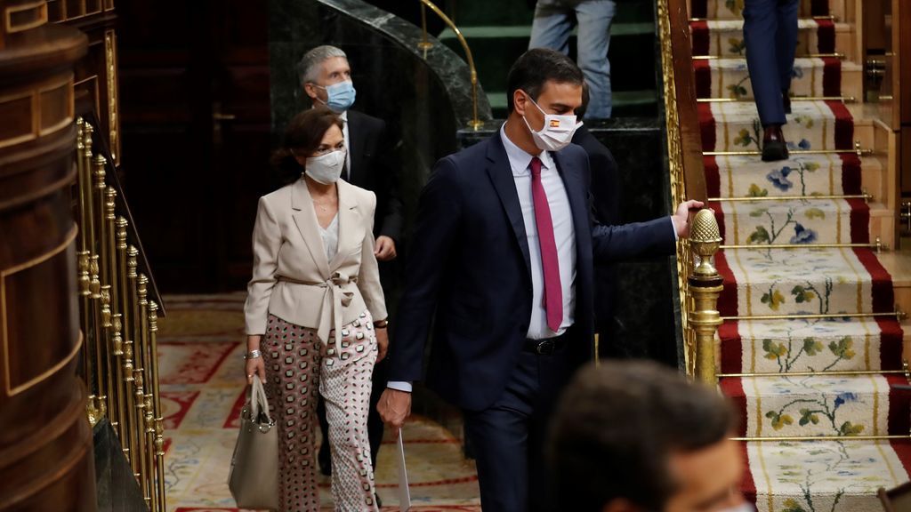 Pedro Sánchez se pone la mascarilla con la bandera de España Pedro Sánchez se pone la mascarilla con la bandera de España