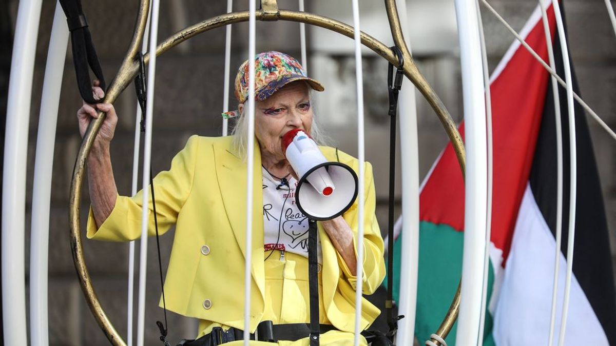 Vivienne Westwood, enjaulada y vestida de amarillo para pedir la libertad de Julian Assange