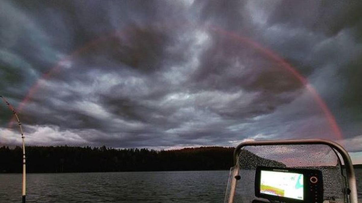 Arcoíris rojo entre las nubes: la explicación al misterio del cielo de Finlandia