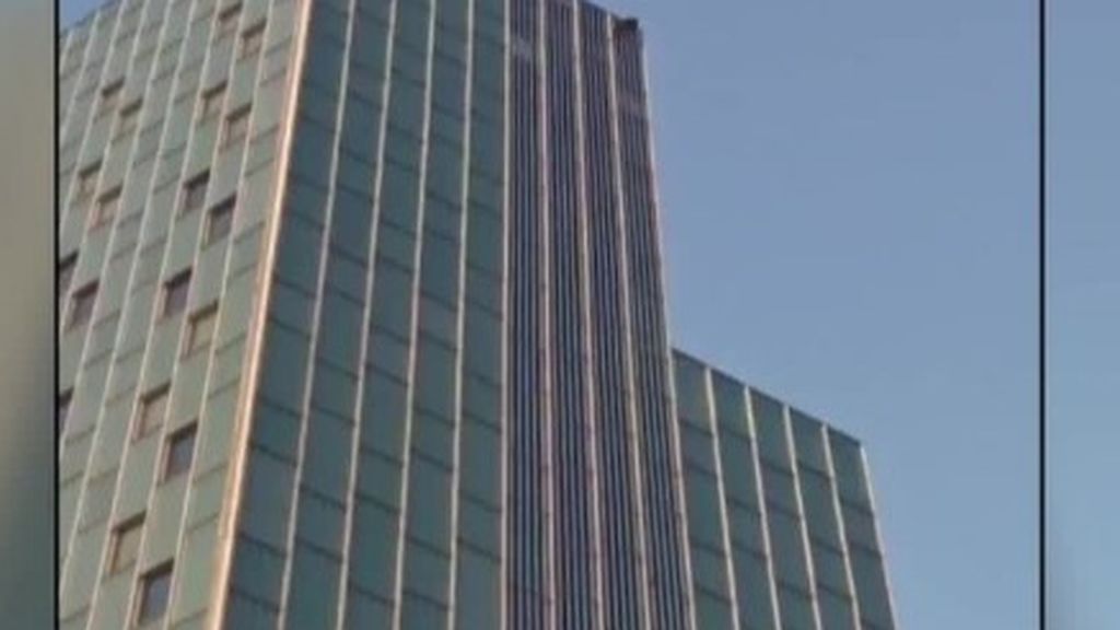 Un youtuber francés escala la fachada de un hotel de 32 plantas en Barcelona