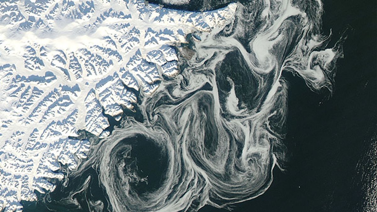 El deshielo del Ártico como un cuadro de Van Gogh: las corrientes dibujan ondulaciones en la costa de Groenlandia