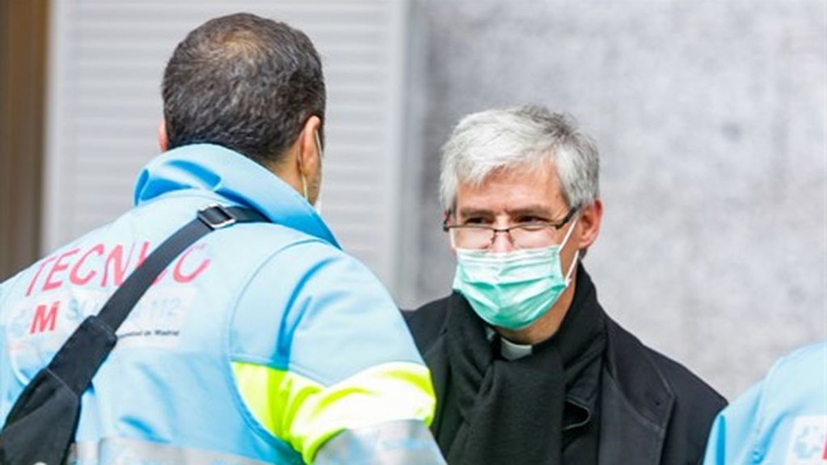 Ayuso pagará casi un millón de euros al año a la Iglesia para para que haya curas en los hospitales madrileños