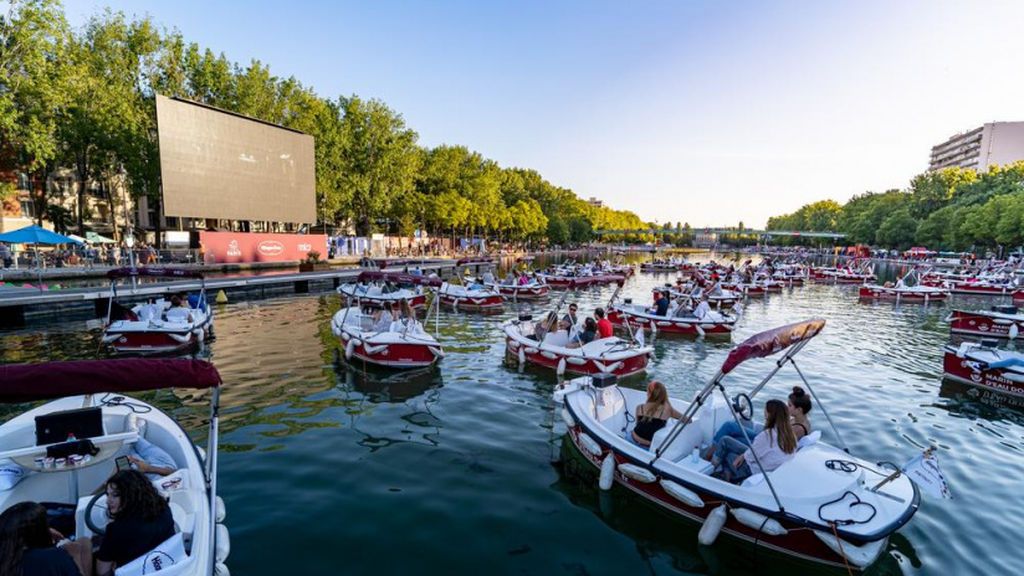 París crea el cine flotante para enamorarse en pleno coronavirus