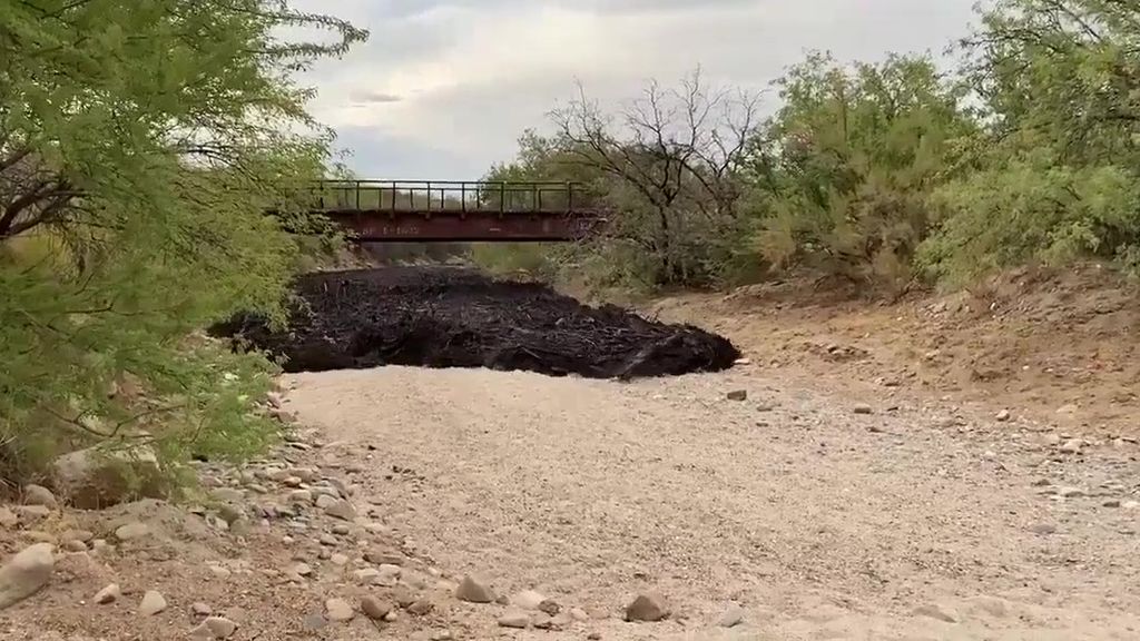 Río de lodo negro en la Cañada del Oro de Arizona