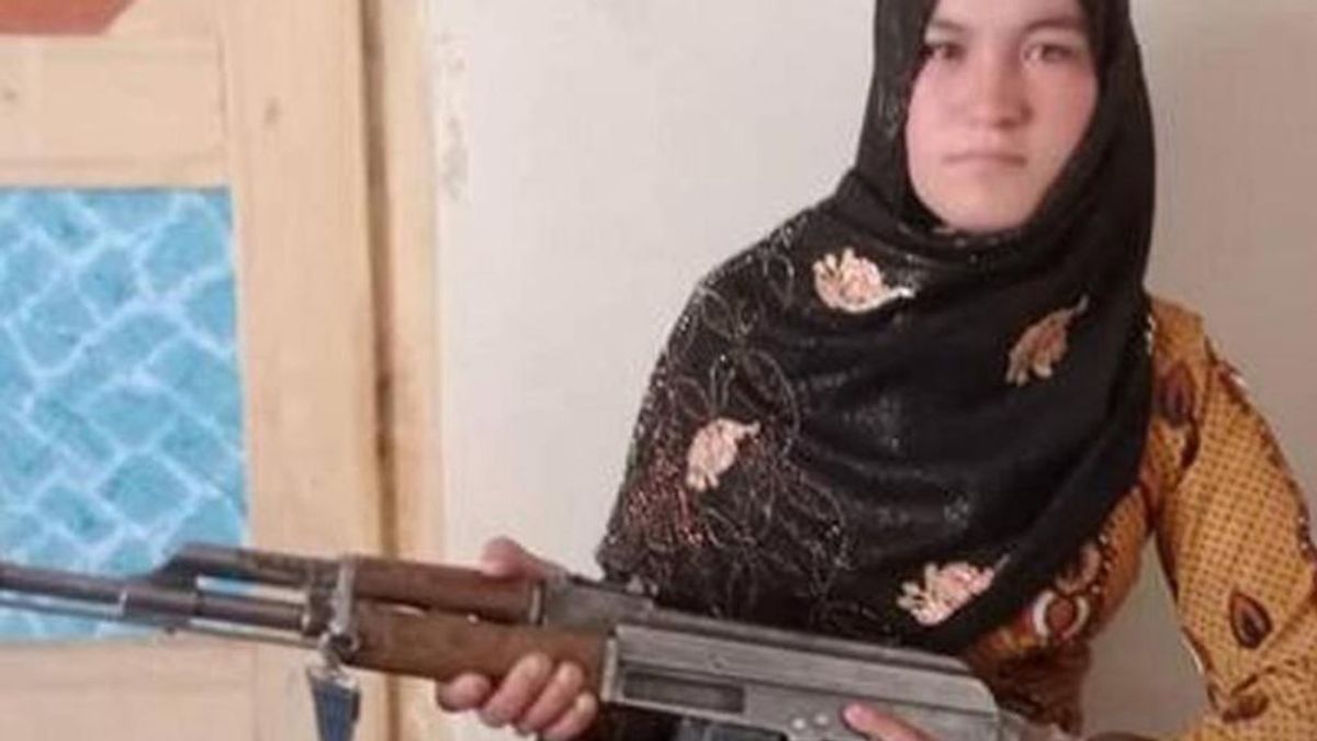Qamar Gul , con 15 años, ya es la heroína de Afganistán al matar a los talibanes asesinos de sus padres