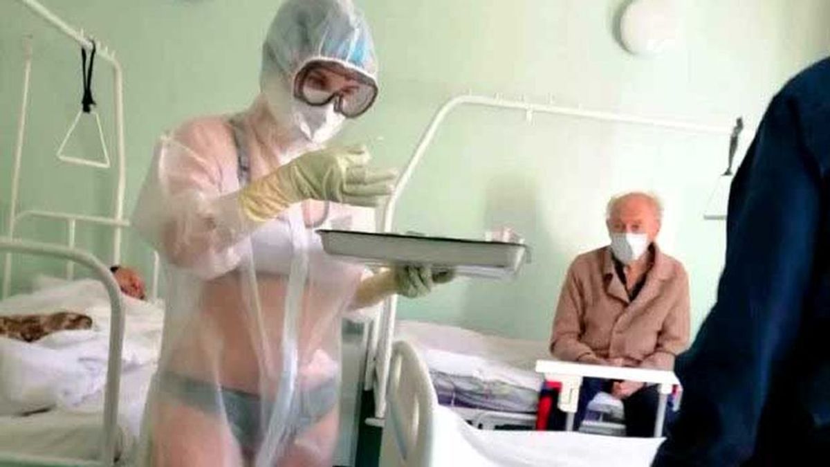 La enfermera Nadezhda Zhúkova, en la imagen que se hizo viral La enfermera Nadezhda Zhúkova, en la imagen que se hizo viral
