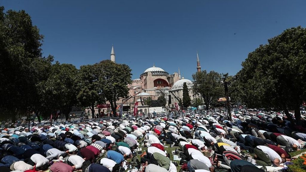 Primer rezo musulmán en Santa Sofía tras su reconversión en mezquita