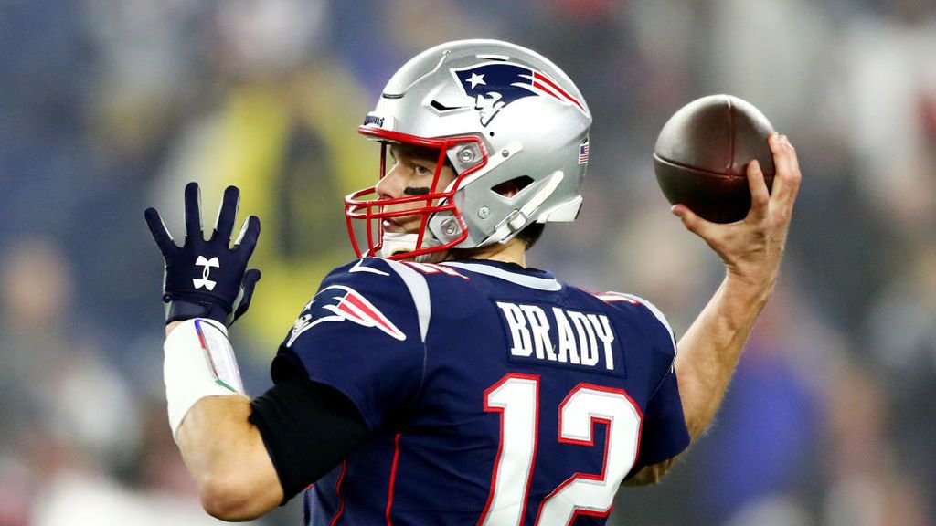 Tom Brady a punto de lanzar un pase durante un partido de la NFL