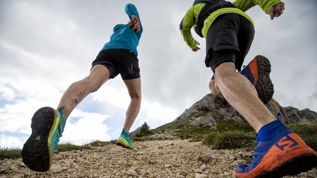corredores entrenando cuesta arriba
