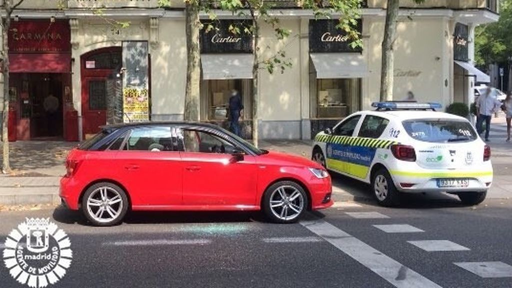 Rescatan a un bebé que estaba dentro de un coche a pleno sol y 37 grados en Madrid Rescatan a un bebé que estaba dentro de un coche a pleno sol y 37 grados en Madrid