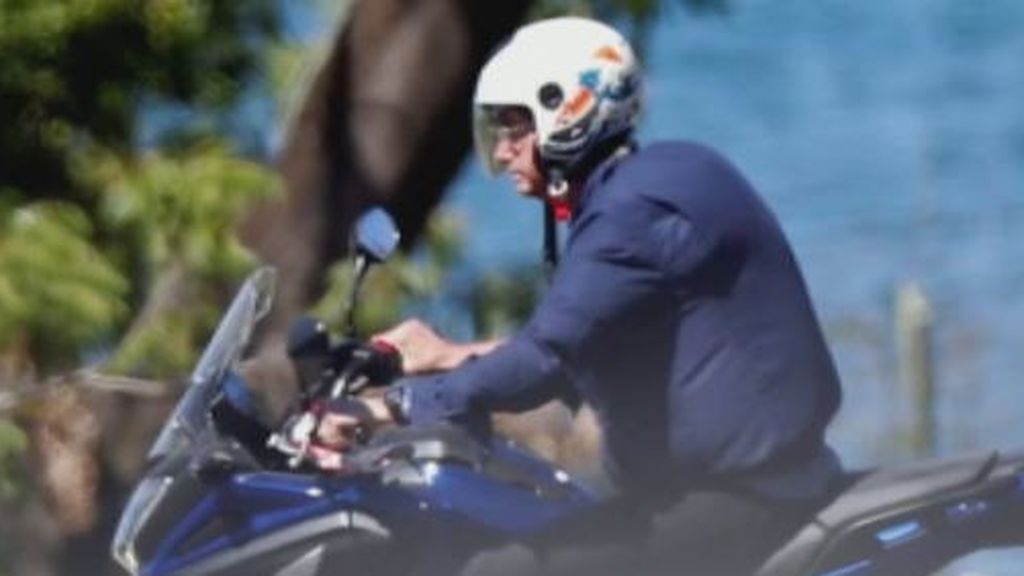 El presidente de Brasil, Jair Bolsonaro, pasea en moto y sin mascarilla