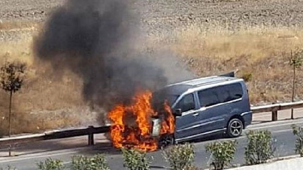 Humo en el capó, calentón veraniego en el coche: cómo reaccionar y evitar el daño