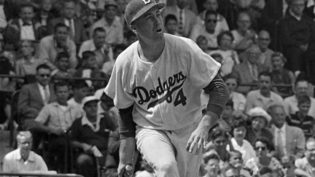 Duke Snider en un partido de béisbol con los Dodgers
