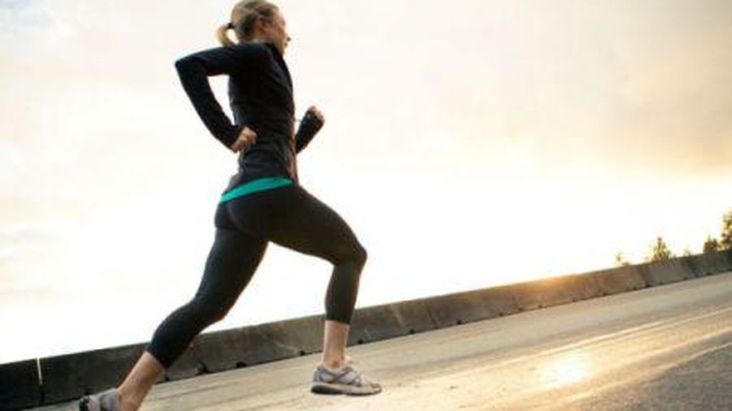 mujer realizando un entrenamiento corriendo