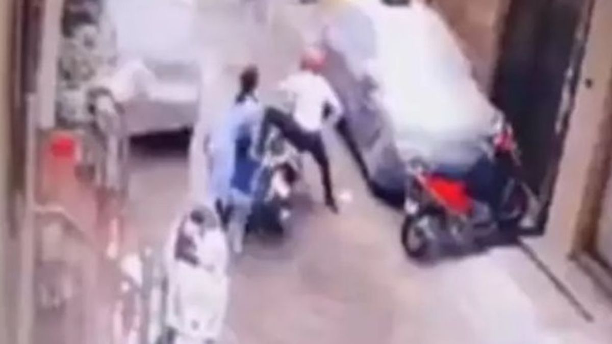 Una madre impide que un hombre secuestre a su hija de cuatro años en una moto