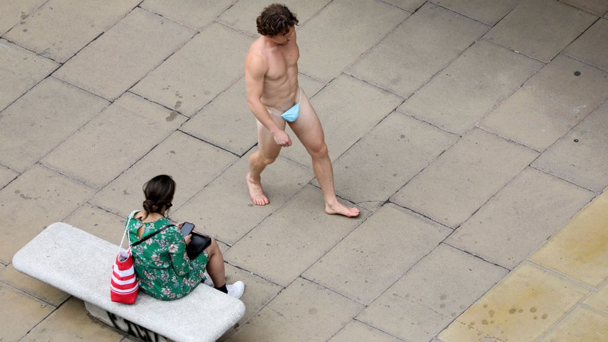 Un hombre se pasea semidesnudo por las calles de Londres con una mascarilla a modo de tanga