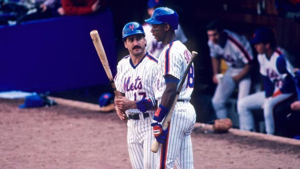 Keith Hernandez & Darryl Strawberry en un partido de béisbol de los Mets